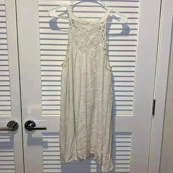 Beautiful White Dress - Broken Button On Back - Picture 4 of 7